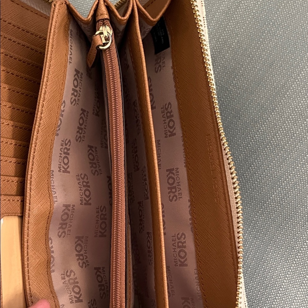 Michael Kors Monogram Key & Card Holder in Cream - Picture 10 of 16